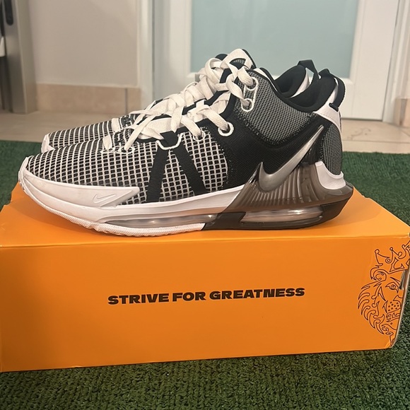 Lebron witness Vll size 10 - Picture 2 of 6